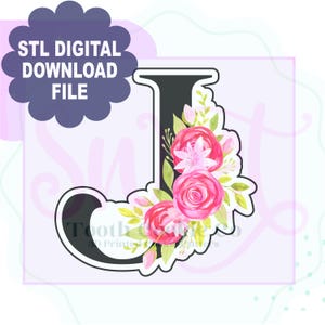 Puede incluir: Una letra "J" negra decorada con rosas rosas y hojas verdes. La imagen incluye el texto "STL DIGITAL DOWNLOAD FILE" en una burbuja de diálogo morada. El diseño está sobre un fondo lila claro.