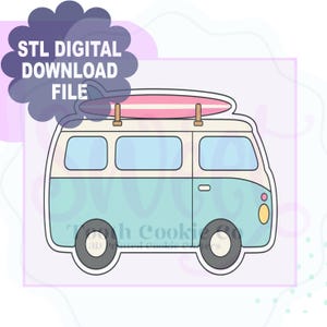 Op de afbeelding: Een digitaal STL-bestand voor een koekjesvorm in de vorm van een vintage busje met een surfplank op het dak. Het busje is lichtblauw en crème met lichtblauwe ramen, donkergrijze wielen en een roze surfplank. Tekst STL DIGITAL DOWNLOAD FILE.