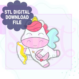 Puede incluir: Un archivo de descarga digital con un unicornio de dibujos animados con pelo rosa, un cuerno amarillo y alas azules, sosteniendo un arco y una flecha amarillos. El texto "STL DIGITAL DOWNLOAD FILE" está en una burbuja con forma de nube.