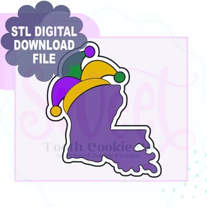 Könnte beinhalten: Ein violetter Umriss des Bundesstaates Louisiana mit einem Narrenhut in Gelb, Grün und Lila. Der Text "STL DIGITAL DOWNLOAD FILE" befindet sich in einer wolkenförmigen Blase. Das Bild ist eine digitale Datei für Ausstecher.