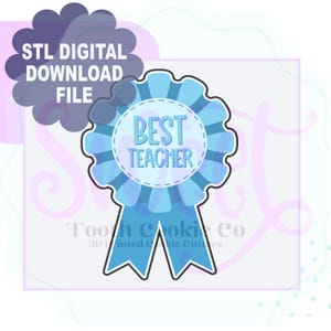 Puede incluir: Cortador de galletas en 3D impreso en azul y blanco con forma de cinta con el texto "BEST TEACHER" en el centro.