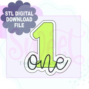 Puede incluir: Un archivo STL digital para un diseño de cortador de galletas. El diseño presenta el número "1" en verde claro con un contorno blanco y la palabra "one" en una fuente manuscrita. El diseño está sobre un fondo lila claro.