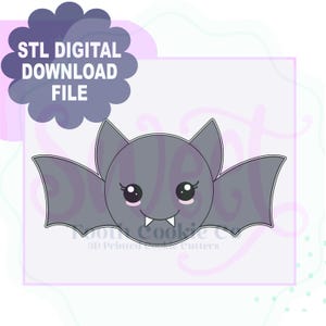 Puede incluir: Un cortador de galletas en forma de murciélago gris con una cara linda, que incluye ojos grandes y pequeños colmillos. La imagen incluye el texto "STL DIGITAL DOWNLOAD FILE" en un gráfico en forma de nube. Las palabras "Tooth Cookie Co" también son visibles.