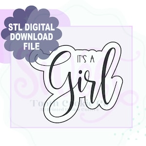Puede incluir: Un archivo de descarga digital para un cortador de galletas impreso en 3D con la forma de las palabras "It's a Girl" en una fuente cursiva.