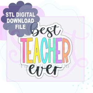 以下が含まれることがあります： 雲の形をした「STL DIGITAL DOWNLOAD FILE」というテキストのデジタルダウンロードファイル。「best TEACHER ever」という言葉は、カラフルなアウトラインフォントで、先生への感謝の贈り物に最適です。