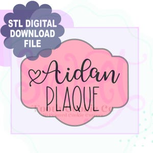 Może przedstawiać: Cyfrowy plik do pobrania w kolorze różowym i białym do wycinarki do ciasteczek w kształcie tabliczki z tekstem "Aidan Plaque" i małym sercem.