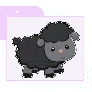 Op de afbeelding: Een zwart en grijs cartoon schaap met een pluche zwart hoofd en een roze neus. Het schaap staat op alle vier poten en heeft een vriendelijke uitdrukking.