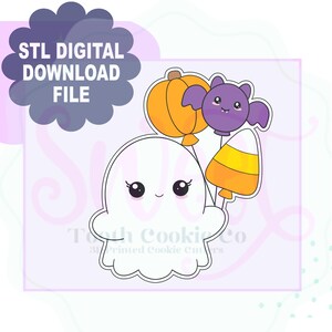 Könnte beinhalten: Ein weißes Gespenst hält einen Kürbis, eine Fledermaus und Zuckermais. Das Bild enthält den Text "STL DIGITAL DOWNLOAD FILE" in einem wolkenförmigen Design. Das Gespenst und andere Halloween-Elemente sind im Cartoon-Stil gehalten.