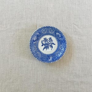 Op de afbeelding: Een rustiek houten bord met de tekst "Welcome to our home" in witte letters. Het bord heeft een verweerde afwerking en een eenvoudig ontwerp, perfect voor de entree.