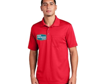 Könnte beinhalten: Rotes, kurzärmeliges Poloshirt mit einer Tasche auf der linken Seite. Das Shirt hat einen Knopfkragenshirt und einen kleinen rechteckigen Aufnäher auf der linken Brust, auf dem "YOUR DESIGN HERE" steht.