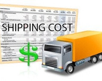 Könnte beinhalten: Illustration eines Sattelzugs mit einem gelben Container. Der LKW ist silber und grau. Hinter dem LKW befindet sich ein großes Dokument mit Finanzdaten und den Worten "SHIPPING COST" in großen, fetten Buchstaben. Ein grünes Dollarzeichen befindet sich im Vordergrund.