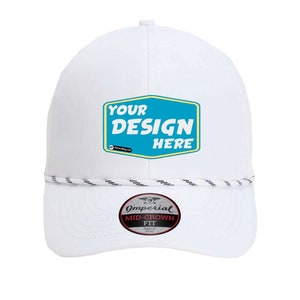 Puede incluir: Gorra de camionero blanca con un diseño azul y amarillo que dice "YOUR DESIGN HERE". La gorra tiene un ribete de cuerda blanco y negro y una etiqueta negra que dice "Imperial Mid-Crown Fit Since 1978".