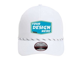 Könnte beinhalten: Eine weiße Baseballkappe mit einem blauen, rechteckigen Aufnäher mit gelbem Rand und dem weißen Text YOUR DESIGN HERE. Ein schwarz-weiß gedrehtes Kordeldetail befindet sich über dem Schirm und ein runder Aufkleber zeigt Imperial MID-CROWN FIT.
