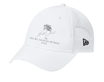 Könnte beinhalten: Weiße Baseballkappe mit gebogenem Schirm und Mesh-Rückenteil. Die Kappe zeigt eine Palmen-Grafik und den Text "YPO BC COUPLES RETREAT 2026". Ein schwarzes New Era-Logo befindet sich an der Seite.