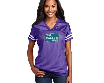 Könnte beinhalten: Lilafarbenes Trikot mit weißen Streifen an den Ärmeln. Das Trikot hat ein Netzdesign und einen V-Ausschnitt. Die Vorderseite des Trikots hat ein grünes und blaues Rechteck mit dem Text "YOUR DESIGN HERE".
