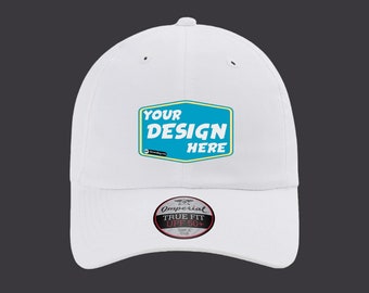 Könnte beinhalten: Eine weiße Baseballkappe mit einem blauen rechteckigen Aufnäher mit gelbem Rand und dem weißen Text YOUR DESIGN HERE. Ein runder Aufkleber auf dem Schirm zeigt den Text Imperial TRUE FIT UPF 50+ in schwarzer, weißer und roter Schrift.