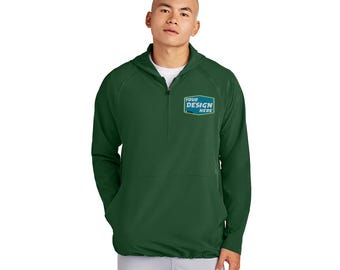 Könnte beinhalten: Ein dunkelgrüner Pullover mit Reißverschluss und einem kleinen rechteckigen Aufnäher auf der linken Brust, auf dem "YOUR DESIGN HERE" steht.