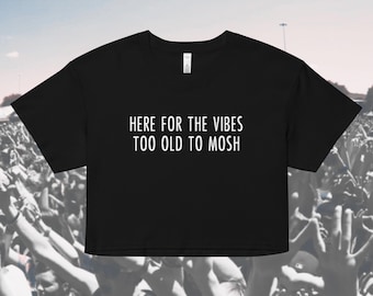 Może przedstawiać: Czarny, krótki T-shirt z białym napisem "Here for the vibes too old to mosh".