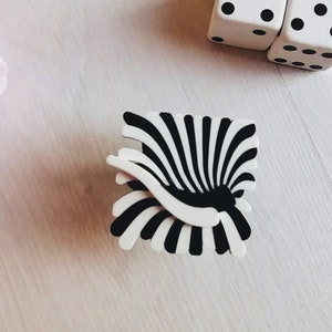 Peut inclure: Motif abstrait noir et blanc avec un motif en &eacute;ventail. Le motif est compos&eacute; de lignes fines et courbes qui cr&eacute;ent un effet tourbillonnant.