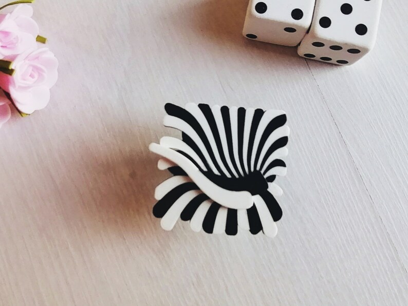 Peut inclure: Motif abstrait noir et blanc avec un motif en &eacute;ventail. Le motif est compos&eacute; de lignes fines et courbes qui cr&eacute;ent un effet tourbillonnant.