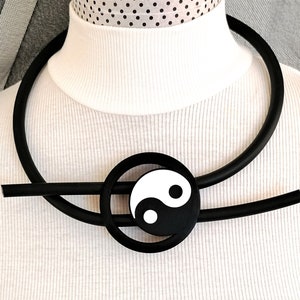 Collar de declaración Yin Yang, collar contemporáneo, collar blanco y negro, collar de goma, collar extravagante único