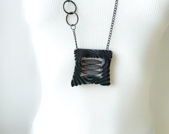 Statement lange Kette mit modernem Anhänger für Frauen