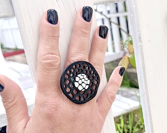 Cocktail klobiger schwarz-weißer Ring, großer Mode-verstellbarer Ring, ungewöhnlicher trendiger großer Ring, einzigartiger moderner übergroßer Ring, cooler Damenring
