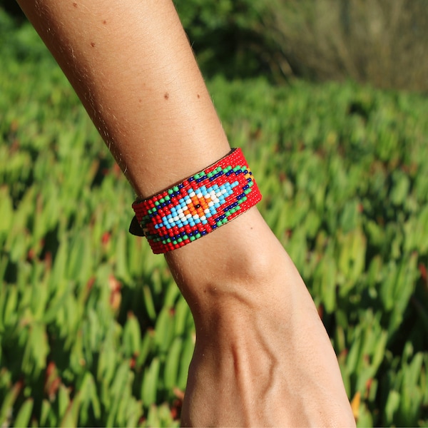 Pulsera de cuero con cuentas hecha a mano: diseño azteca bohemio rojo