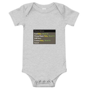 Pode incluir: Um body de bebê cinza claro com um gráfico de caixa de texto preto e verde. A caixa de texto diz "Choose Option" e lista opções como "Feed Baby" e "Change Diaper Baby". O body tem mangas curtas e botões de pressão na parte inferior.