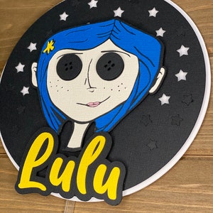 Coraline Birthday Cake Topper: Personalized Party Decor Bild 3