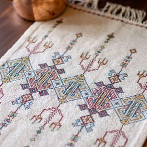 Avlea Folk Embroidery のクロスステッチ カウントスレッド刺繍キット Kolimbari Diamonds と特別な民族布