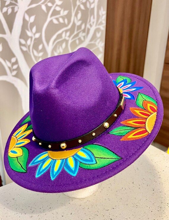 Ilusión Violeta • Sombrero Fedora de ala ancha, ajustable, de fieltro o lana. Color violeta con diseños de flores, hojas y cinturón.