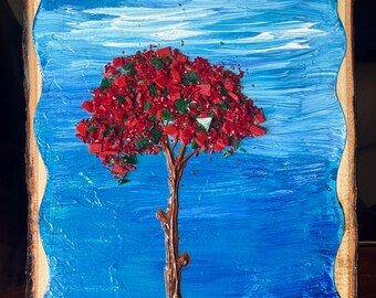 Arte realizada con vitrales rojos, verdes y acrílico, sobre madera con corteza