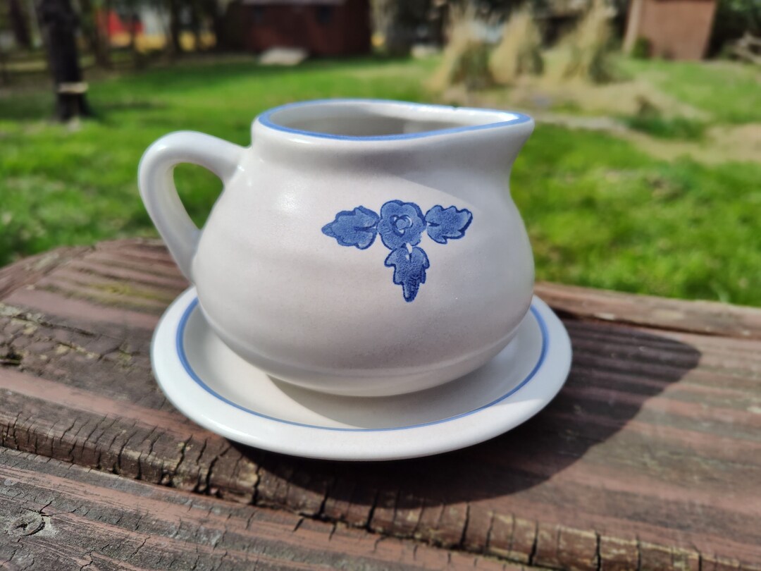 Pfaltzgraff Yorktowne Sauce / Gravy Boat W/Underplate - USA