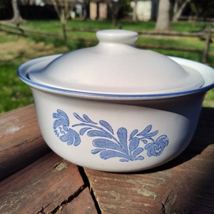 Pfaltzgraff Yorktowne 2 Qt Round Covered Casserole No Handle - Rescue Me Vintage SE- Blue Floral, Stoneware, Country Kitchen, Blue and White