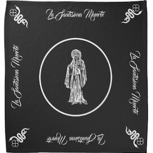 Może przedstawiać: Czarna bandana z białym kołem w środku, przedstawiającym szkieletową postać w długiej szacie. Tekst "La Santisima Muerte" jest powtarzany na krawędziach bandany.