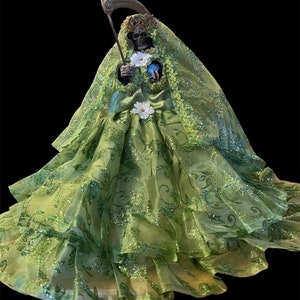 Estatua de Santa Muerte Verde de 12” con vestido + Verde + Dinero + Asuntos legales + Justicia + Bautizada + Arreglada + Hecha en México + Hoja de oro de 24K