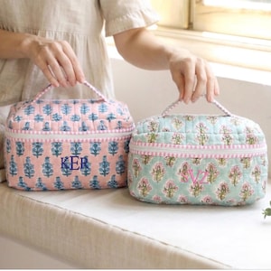 Pode incluir: Um conjunto de três canecas de cerâmica com acabamento salpicado e fosco. As canecas são em tons de creme, cinza claro e cinza escuro. Cada caneca tem um design simples e minimalista e uma alça arredondada.