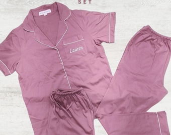 Mjuk och stretchig pyjamastopp med monogram, shortsbyxor - 3-delat set, present till henne, personlig present till kvinnor, brudtärnepyjamas, brudpyjamas