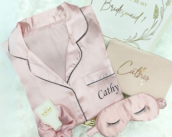 Kit personalizado para convite de madrinha: conjunto de pijama de cetim e nécessaire de maquiagem.