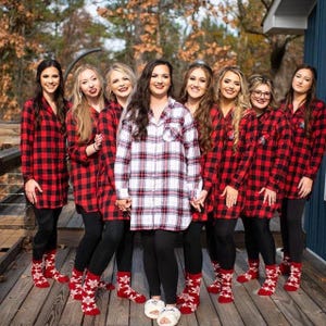 Camisas de dama de honor a cuadros grises, franela para dama de honor, franelas para dama de honor, camisas estilo boyfriend a cuadros grises, camisa de dormir, pijamas para damas de honor imagen 2