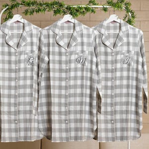 Camisas de dama de honor a cuadros grises, franela para dama de honor, franelas para dama de honor, camisas estilo boyfriend a cuadros grises, camisa de dormir, pijamas para damas de honor imagen 1