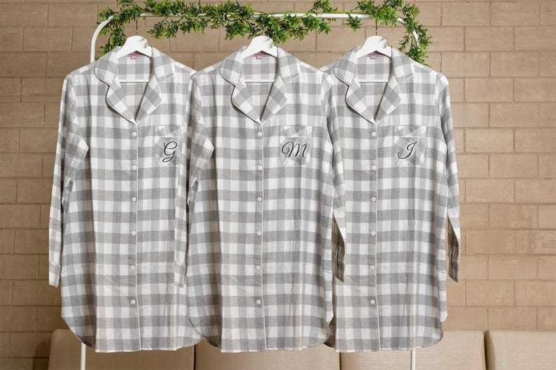 Camisas de dama de honor a cuadros grises, franela para dama de honor, franelas para dama de honor, camisas estilo boyfriend a cuadros grises, camisa de dormir, pijamas para damas de honor imagen 1