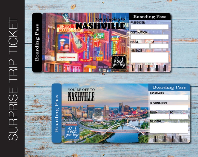 Puede incluir: Dos tarjetas de embarque imprimibles con tem&aacute;tica de Nashville. La tarjeta superior presenta una foto de una escena callejera con letreros de ne&oacute;n y el texto "You're going to Nashville". La tarjeta inferior presenta una foto del horizonte de Nashville y el texto "You're off to Nashville". Ambas tarjetas tienen el texto "Pack your bags" y un espacio para el nombre del pasajero, el destino y el mensaje.