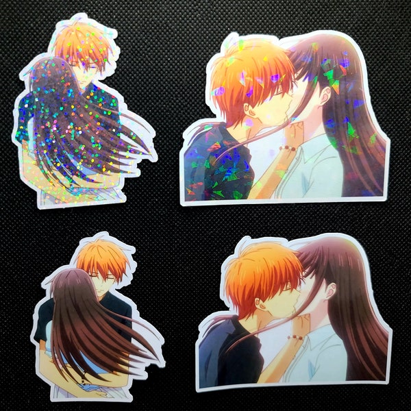 ¡Opciones holográficas de la pegatina de Kyo y Tohru de Fruits Basket: beso y abrazo de la temporada 3!