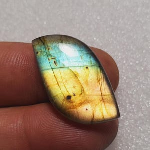 Tvillingar i regnbågsfärgad labradorit, specifik formad för smyckestillverkning, storlek 29×16×6 mm
