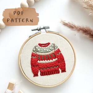 Puede incluir: Un patr&oacute;n PDF para un proyecto de bordado de su&eacute;ter navide&ntilde;o rojo y verde. El patr&oacute;n est&aacute; disponible para descarga instant&aacute;nea.