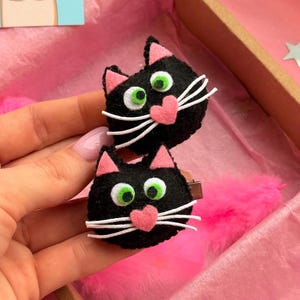 Vilten haarspeldjes zwarte kat – set van 2 – handgemaakte kattenhaaraccessoires voor meisjes – schattige kattenhaarelastiekjes Halloween — cadeau kattenliefhebber voor meisjes