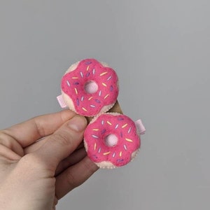 Felt donut hair clip, sweet hair accessories, cute hair clip, toddler hair clip, donut birthday girl, funny hair clip, felt sweets hair clip