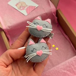 Cadeau-idee kattenliefhebber, vilten kat haarspeldjes, schattige peuter haarspeldjes, grijze kat hoofdband, kattenliefhebber haarspeldjes, grappige haarspeld met kitten